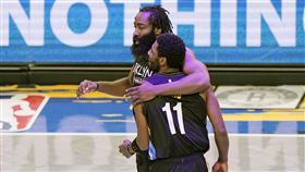 ▲厄文（Kyrie Irving）、哈登（James Harden）聯手攻下47分，籃網8連勝。（圖／美聯社／達志影像）