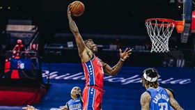 ▲「魔獸」霍華德（Dwight Howard）跟進爆扣。（圖／翻攝自76人推特）