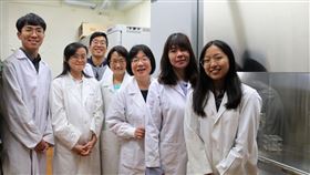 陽交大解剖學及細胞生物學教授傅毓秀（右三）與研究團隊合影。（圖／陽交大提供）