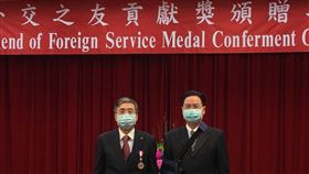 國泰醫院長年醫療援助我國最遠的邦交國巴拉圭，協助醫療資訊化，獲外交部頒贈「外交之友貢獻獎」，由外交部長吳釗燮（右）頒獎、李發焜院長（左）代表接受。（圖／國泰醫院提供）