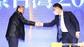 國民黨主席江啟臣和台北市長柯文哲同台出席國民黨所舉辦的「願景台灣2030」第二場論壇「活不起的未來」。（圖／記者楊澍攝影）