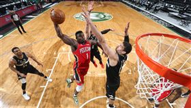 ▲威廉森（Zion Williamson）單打「字母哥」守不住。（圖／翻攝自鵜鶘推特）