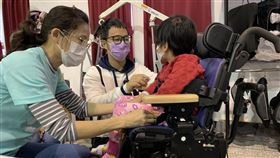 35歲男辭公職「再念一次大學」　攻讀物理治療為愛女復健(門諾醫院提供)