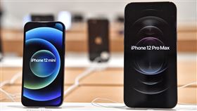 iPhone 12新機上市（1）蘋果iPhone 12 Pro Max（右）、12 mini（左）13日開賣，Pro Max配備6.7吋螢幕和3鏡頭相機，mini則搭載5.4吋螢幕與雙鏡頭相機。中央社記者鄭清元攝　109年11月13日