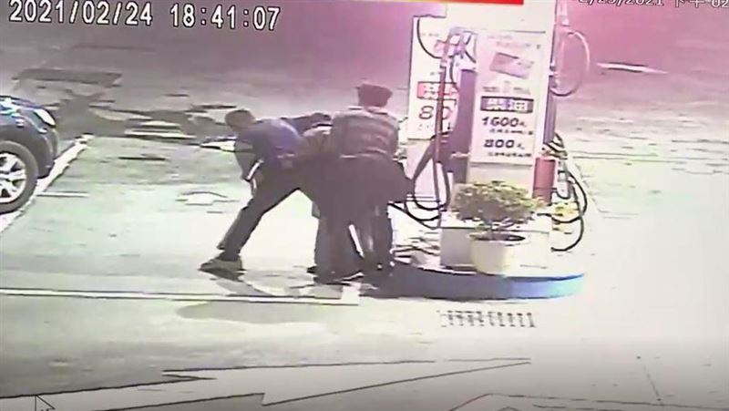 一秒踢「大外割」　警阻失控男吞油槍