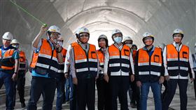 安坑輕軌工程持續　侯友宜視察了解新北安坑輕軌連接新店、安坑地區，全線長度約7.5km，設置4座平面車站、5座高架車站及1座機廠，目前持續施工中。新北市長侯友宜（前中）26日前往視察工程進度，在隧道中聽取相關解說。中央社記者沈佩瑤攝　110年2月26日