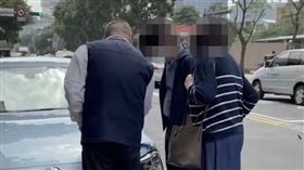 ▲新北市汐止一科技公司女負責人，欠繳綜合所得稅，還有80萬餘元沒清償，被通知愛車要遭查封，趕到現場，並當場「付現」。（圖／翻攝畫面）