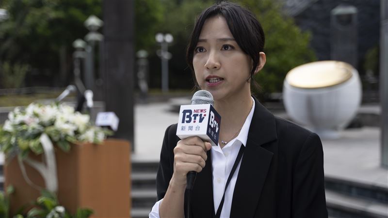 訪228受難者家屬　女星當記者爆哭