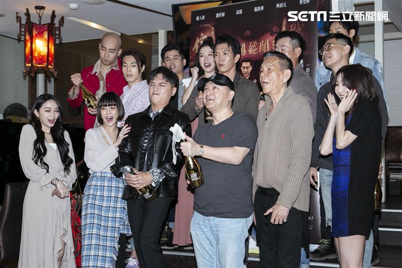 鄭人碩、謝欣穎、龍劭華、柯叔元、曾莞婷、黃尚禾、唐振剛等人出席《角頭－浪流連》慶功記者會。（圖／記者楊澍攝影）