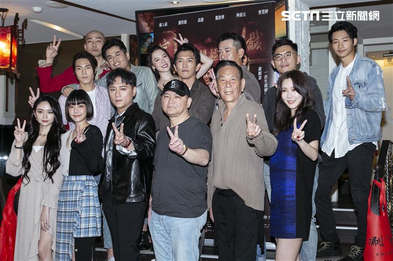 鄭人碩、謝欣穎、龍劭華、柯叔元、曾莞婷、黃尚禾、唐振剛等人出席《角頭－浪流連》慶功記者會。（圖／記者楊澍攝影）