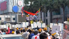 緬甸各地發起22222大罷工行動緬甸公民社群發起22222全國大罷工，全國各地都有上萬民眾走上街頭抗議。圖為緬甸第二大城瓦城的街頭抗議。（緬甸民眾Marina提供）中央社記者呂欣憓曼谷傳真  110年2月22日