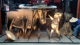 ▲新竹市元宵賽花燈活動，仁山仁海藝想堂張逸軍與囍鐵堂攜手，復刻已故知名雕塑家楊英風的經典作品「伴侶」，將2D版畫轉以3D花燈風格呈現。（圖／張逸軍提供）