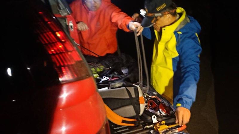 南投郡大山傳登山客墜谷　遺留登山杖