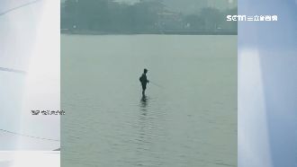 蓮池潭水位下降　男竟「站潭中」垂釣