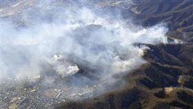 日本櫪木縣足利市山區火災延燒逾百公頃，雖然沒有造成人員傷亡，但位於山中的木造神社建築已全數燒毀。圖為24日空拍畫面。（圖／共同社）
