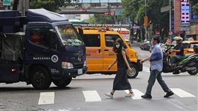 交通大執法　加重未禮讓行人罰鍰交通部與內政部共同推動全國路口安全大執法，1日起強力取締汽機車行經行人穿越道不讓行人，最高罰新台幣3600元，汽機車若不讓視障者先行通過，罰鍰最高7200元。希望強化國人對路口安全的意識。中央社記者裴禛攝　109年9月1日