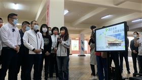 侯友宜視察五股工商立體停車場（1）新北市長侯友宜（前左2）27日上午到五股區視察工商立體停車場新闢市場計畫，專心聆聽簡報。中央社記者沈佩瑤攝　110年2月27日