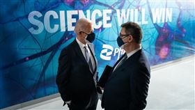 美國總統拜登（左）提出的1.9兆美元（約新台幣53兆）抗疫紓困案27日在眾議院過關，下一步將送參議院表決。圖為拜登日前赴密西根州視察疫苗製程。（圖／翻攝自twitter.com/POTUS）
