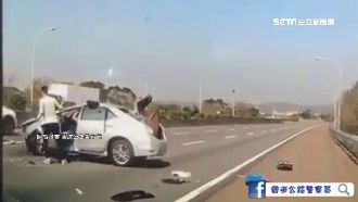 自撞護欄空翻6圈　駕駛繫安全帶保命