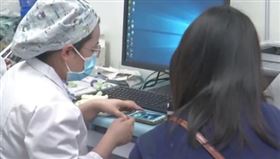 ▲牙醫從病患牙縫中掏出一顆發芽草莓籽。（圖／翻攝自微博）