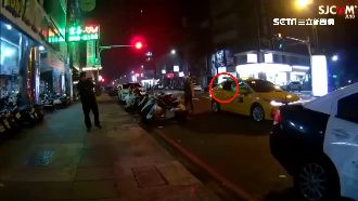 醉男調侃警拉車門　比不雅手勢遭壓制