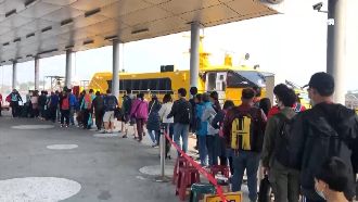 連假第1天擠爆　旅客搶搭船衝小琉球