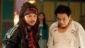 黃明志在2013年曾邀請吳孟達演出電影《冠軍歌王》。（圖／翻攝自黃明志臉書）