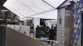 ▲新北市立圖書館裡發生4男童穿著洞洞鞋，被捲入電扶梯踏板縫隙狀況，消防人員到場，以鐵撬救援男童脫困，一旁則準備了擔架。（圖／民眾提供）