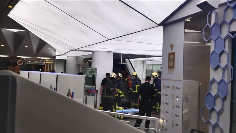 4歲童穿洞洞鞋捲電扶梯　消防員救出