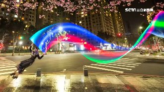 夜間賞櫻拍美照　光繪照自帶七彩炫光
