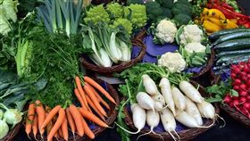 以前都吃錯？她曝「XX菜」多這步驟變超嫩　網全推爆（圖／翻攝自Pixabay）
花椰菜、蔬菜、水果、白蘿蔔、紅蘿蔔