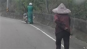 苗栗西湖郵差江奉錦，幫90歲老婆婆推回收車走上坡2公里，網友大讚暖心感動。(圖／翻攝自臉書郵局郵政全民開講)