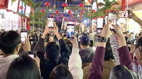 《我沒有談的那場戀愛》艾怡良、李英宏、9m88信義區快閃演唱。（圖／華納兄弟提供）

