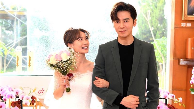 披婚紗不露乳溝　她驚喊：留給李國毅