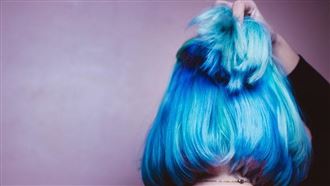 20歲女狂染髮　「全身爆紫斑」剃光頭保命