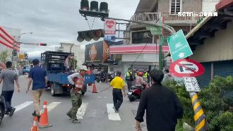 大車吊臂沒收勾電線　號誌桿一秒歪腰