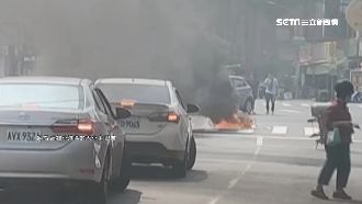 騎士疑闖燈被撞　3秒內機車燒成骨架