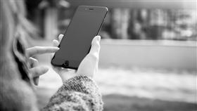 滑手機，傳訊息，手機，簡訊（圖／翻攝自pixabay）