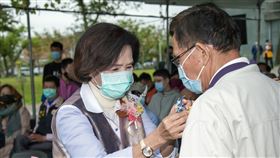 宜蘭追思二二八　林姿妙為受難者家屬別胸針宜蘭縣政府28日在宜蘭運動公園舉辦二二八追思紀念活動，縣長林姿妙（左）出席，並為受難者家屬別上百合花胸針。（宜蘭縣政府提供）中央社記者王朝鈺傳真　110年2月28日