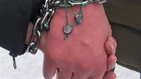 亞歷山大與妻子維多莉亞用鐵鍊將手拴在一起，不論做什麼事都不分開。（圖／翻攝自亞歷山大instagram）