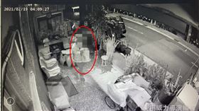 ▲台北市大同區蓬萊里辦公室外泡茶區24小時對外開放，楊男假裝里民，坐了10多分鐘後抱走里長的木雕達摩像。（圖／翻攝畫面）