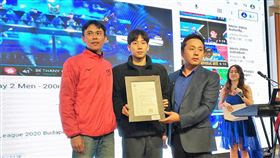 王冠閎200蝶破世青紀錄獲認證　台灣第一人「台灣蝶王」王冠閎（中）去年參加國際游泳聯盟（ISL）賽事，200公尺蝶式項目繳出1分49秒89，經國際泳總（FINA）確認，打破世界青少年短水道紀錄，成為台灣史上第一名世界青少年紀錄保持人。（中華民國游泳協會提供）中央社記者黃巧雯傳真　110年2月28日