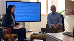 法國台灣協會邀請高格孚參與二二八線上論壇法國台灣協會會長薛雅俶（左）今日舉辦「風和日暖的午後：二二八事件與國家認同」線上論壇，與高格孚教授以及視訊參與的關首奇教授一起討論，並回答線上觀眾的踴躍提問。中央社記者曾婷瑄里昂攝  110年3月1日