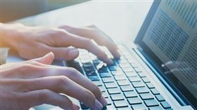 阿德(化名)在網路上冒充女性，騙取少女傳送裸照。（示意圖／pixabay）