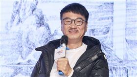 駱駝「踢碎腿骨」吳孟達拄拐杖軋戲！片場1暖舉他記17年（圖／翻攝自電影流浪地球微博）