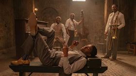 查德維克鮑斯曼演出身懷抱負的年輕小號手。（圖／《藍調天后：傳奇再現》劇照）