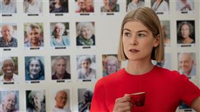 羅莎蒙派克《詐欺女王》勇奪金球獎影后，感言調侃前紐約市長。（圖／采昌國際多媒體提供）