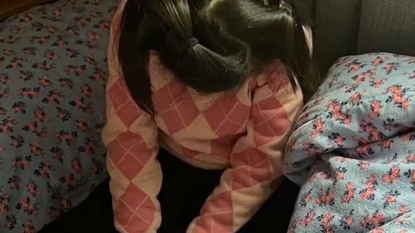 賴床被哥打屁股　女童1舉動全場大讚