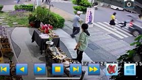 南投集集囂張竊賊，眾目睽睽之下，偷走攤商車輛加速逃逸，攤商追上前制止慘遭拖行(圖／翻攝畫面)