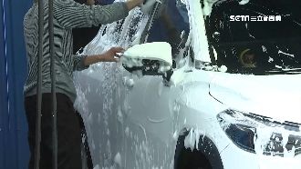 銀行經理退休慘淪洗車工！前下屬撞見傻了